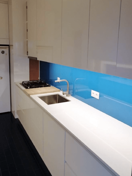 parede entre móveis cozinha revestida vidro extraclaro lacado azul2